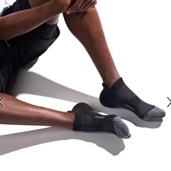 ( 2) Feetures  Elite Max Cushion No Show Tab Socks - Picture 3 of 15